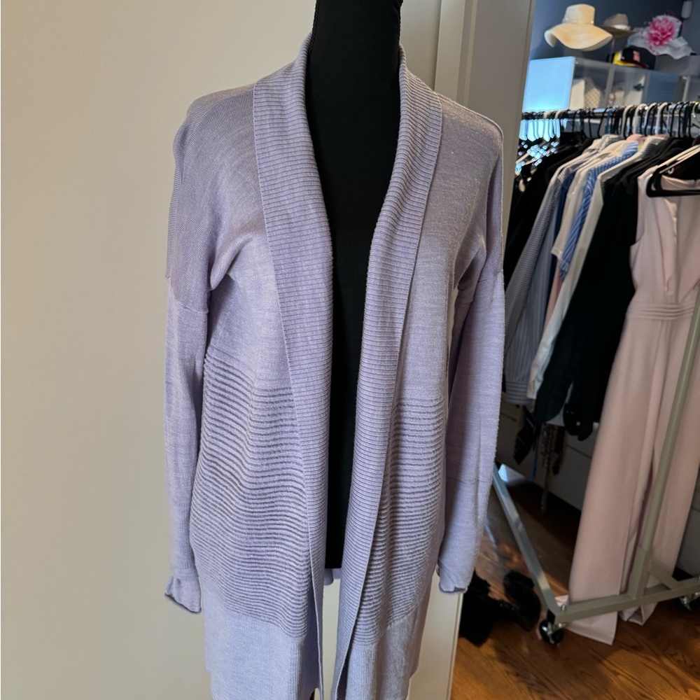 Lululemon sweater. Worn twice. Excellent condition.